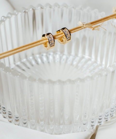 Brinco argolinha com zircônias