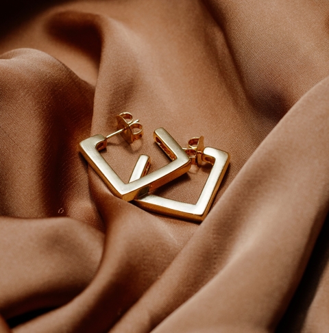 Brinco argola quadrada médio