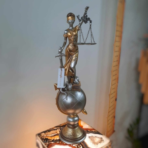 Deusa da Justiça com Globo - Resina