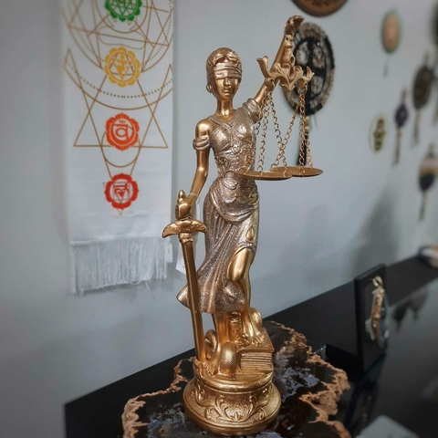 Deusa da Justiça Dourada c/ Brilho - Resina