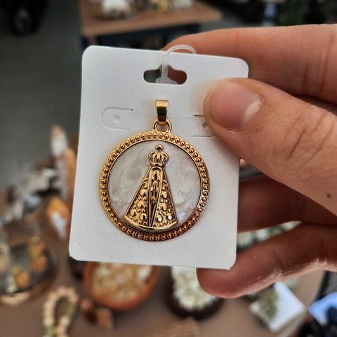 Pingente Nsa Senhora com resina - Dourado