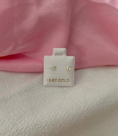 Broquel oro en triangulo de 3 ziriconias