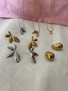 Aretes Media Flor Dorados - Pinky W
