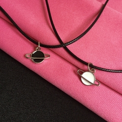 Cordão/Gargantilha Planeta Saturno (2 peças) - comprar online