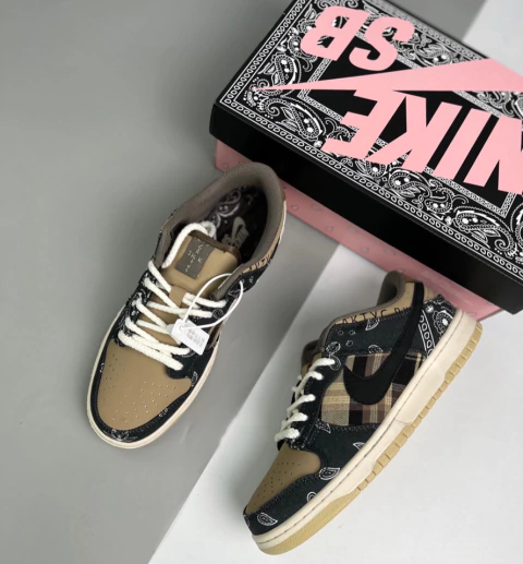 Travis Scott × SB Dunk 