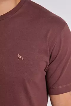 REMERA BRAVO - BÁSICA CON BORDADO CHOCOLATE - comprar online
