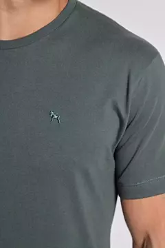 REMERA BRAVO - BÁSICA VERDE PINO en internet