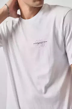 REMERA BOND - DISTORTION en internet