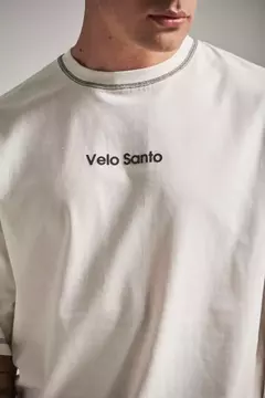REMERA VELO SANTO - OVERLOCK CRUDO - comprar online