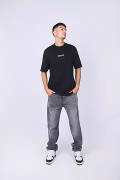 REMERA BOND - TEXT NEGRA - Blow