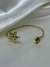 BRACELETE FLOR E PEDRA NATURAL ABALONE BANHADO EM OURO - comprar online