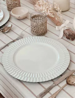 | Plato de Sitio | White - MUCA | Tienda de Espacios
