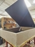 Cama Baú Casal 1,38 x 1,88 com tampa aberta, mostrando espaço interno para armazenamento.