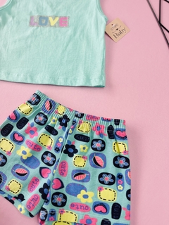 CONJUNTO CAMISA REGATA LOVE E SHORT CORAÇÕES COM FLORES na internet