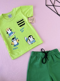 CONJUNTO CAMISA E SHORT VERDE COM PINGUINS na internet