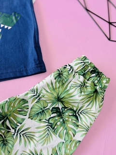 CONJUNTO CAMISA DINOSSAURO E SHORT BRANCO COM FOLHAS VERDES - Store Baby