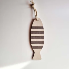 Figura de pez rayado en madera hilada