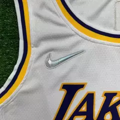 NBA Los Angeles Lakers Edição 75 anos 21/22 Kobe Bryant #8 - Branco na internet