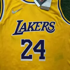 NBA Los Angeles Lakers Edição 75 anos 21/22 Kobe Bryant #24 - Amarelo na internet