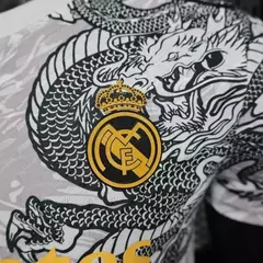Camisa Real Madrid 2024/25 Edição Especial Dragão Jogador - Branco/Preto detalhe Amarelo - comprar online