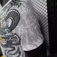 Camisa Real Madrid 2024/25 Edição Especial Dragão Jogador - Branco/Preto detalhe Amarelo na internet