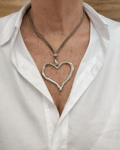 Collar de tira de cuero, colgante corazón,de diseño 