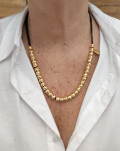 Collar de cordón de cuero con piezas doradas 