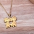 Colar Malha Veneziana com Pingente Duas Meninas Acabamento Liso em Banho Ouro 18k - comprar online