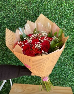 Buque com 12 Rosas vermelhas