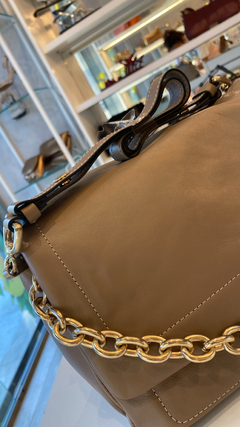 Bolsa artesana com correntaria