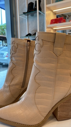 Bota Western Amêndoa - Bella Elegance