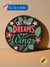 Quadro Decorativo Redondo de Madeira Pinus com 18cm, escrito Let your dreams be your wings, Lettering Colorido Tropical.