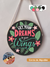Quadro Redondo de Pinus com 18cm pendurado na parede com uma corda de algodão, escrito Let your dreams be your wings, Lettering Colorido Tropical.