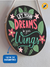 Quadro Redondo de Pinus com 18cm pendurado na parede com uma corda de algodão, escrito Let your dreams be your wings, Lettering Colorido Tropical.