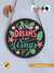 Quadro Decorativo Redondo de Madeira Pinus com 18cm pendurado na parede com uma Tira de Couro, escrito Let your dreams be your wings, Lettering Colorido Tropical.