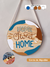 Quadro Decorativo Redondo de Pinus com 18cm pendurado na parede com uma corda de algodão, escrito Home Sweet Home, Lettering Colorido.
