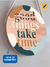 Quadro Decorativo Redondo de Madeira. Placa de Pinus com 18cm, Decoração para pendurar na parede, com corda de algodão. Escrito: Good Things Take Time. Presente Perfeito