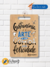 Tábua de corte com lettering feito a mão de 30cm, feito de bambu com uma frase divertida e inspiradora, mas pode ser personalizável do seu jeito. Na arte de exemplo esta escrito: Gastronomia é a arte de usar comida para criar felicidade. 