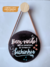 Placa de Madeira Pinus Redonda Minimalista para Entrada da Casa com Gancho para Pendurar na Porta Parede. Quadro Decorativo Bem Vindo ao nosso lar tire os sapatos e dê oi para os bichinhos. Gato, Cachorro, Calopsita, Peixe