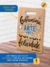 Aviso que a tábua de corte personalizada é apenas decorativa, então não é para ser usada no corte de alimentos. Com uma tábua de bambu encostada na parede, escrito: Gastronomia é a arte de usar comida para criar felicidade, com desenhos e cores que combin