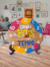 Relógio de MDF redondo decorando a mesa, escrito: Coisas boas levam tempo, feita a mão, com suporte para colocar na mesa
