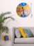 Placa redonda de MDF com 20cm pendurada na parede com um lettering, escrito em branco: há um tempo para todas as coisas, com gancho na máquina do relógio para pendurar na parede da casa