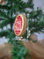 medidas da bolacha de natal personalizada em madeira pinus redonda escrito Feliz Natal em preto e fundo vermelho para colocar na árvore de natal