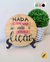 Placa de pinus redonda de 18 centímetros decorando a mesa, escrito Nada é em vão se não é benção é lição, feita a mão, com acabamento de suporte de mesa
