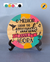 Placa de pinus redonda personalizável, decorando a mesa, escrito: O melhor lugar do mundo é aqui e agora, feita a mão, com acabamento de suporte de mesa
