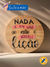  Quadro Decorativo Redondo | Placa de Pinus de 18cm com Acessórios para Pendurar na Parede ou Decorar a Mesa, escrito: Nada é em vão se não é benção é lição.