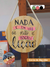 Placa de pinus redonda de 18 centímetros pendurada na parede, escrito Nada é em vão se não é benção é lição, feita a mão, com acabamento de corda de algodão