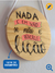 Placa de pinus redonda de 18 centímetros pendurada na parede, escrito Nada é em vão se não é benção é lição, feita a mão, com acabamento de corda de algodão, com mais zoom