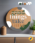Placa Decorativa Personalizada de Mdf com 35cm na Parede com corda de Sisal, pintada à mão, com frase em Inglês: good things take time. Coisas boas levam tempo. Arte Colorida para alegrar o ambiente