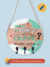 Pinus porta chave redondo personalizado a mão, escrito em preto: o amor é a chave dessa casa, com as cores verde claro e branco. Com desenhos combinando com a frase personalizável. Tem 3 ganchos para chaves e 18cm, com acabamento de corda de algodão.